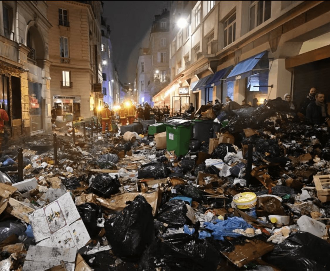 AnonymeCitoyen's tweet image. 20 jours après le début de la grève des éboueurs du secteur public à Paris, le privé rejoint le mouvement avec une grève dès ce dimanche soir dans cinq arrondissements qui n'étaient jusqu'ici pas touchés #eboueurs #greve28mars #ReformeDesRetaites #Manif28Mars