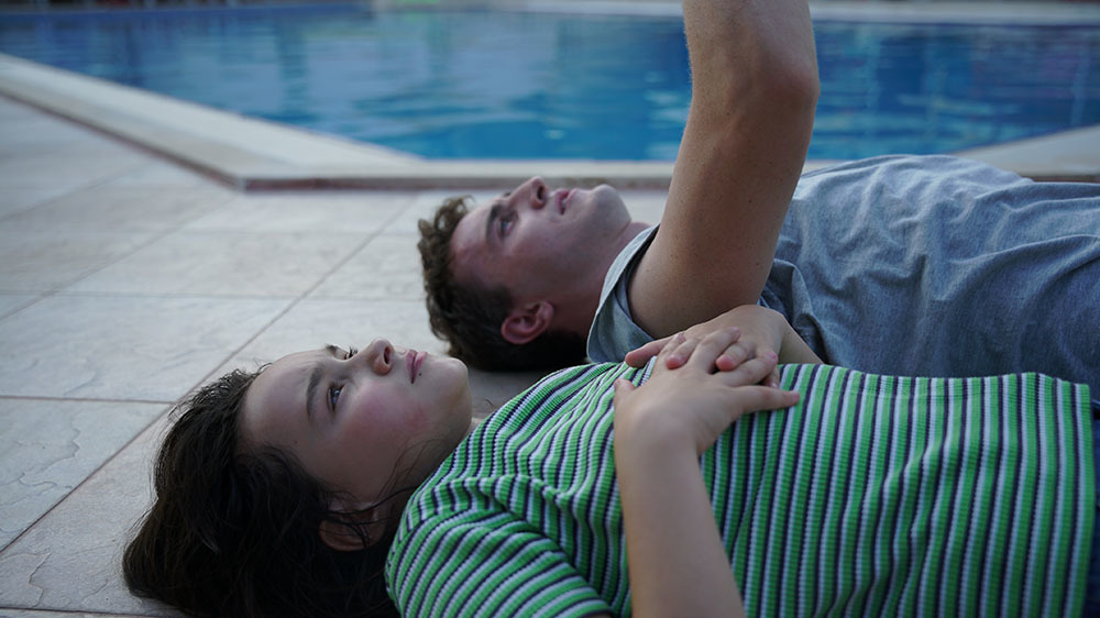 Aftersun will take you back to the hazy, sun-baked days of girlhood. Scottish writer and director Charlotte Wells' intimate family portrait has a unique staying power you won't soon forget:

fizzymag.com/articles/after…

#movies #movie #film #filmmaker #filmmakers #Filmmaking #Netflix