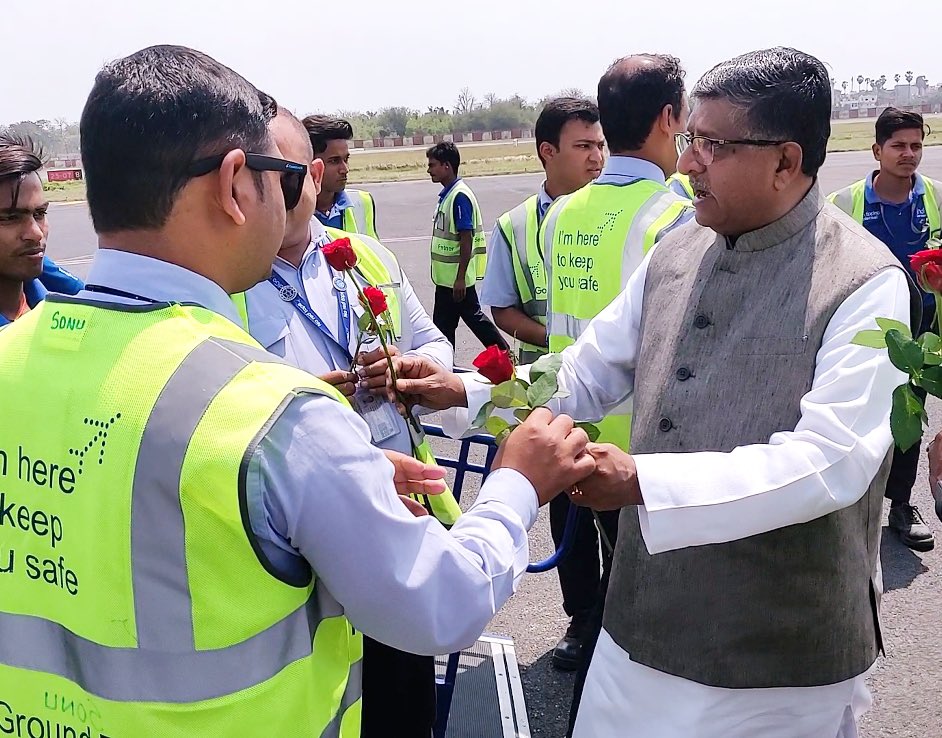 rsprasad's tweet photo. बाबा भोलेनाथ की नगरी देवघर से पटना के लिए शुरू हुई हवाई यात्रा के पहले सफर पर पटना एयरपोर्ट पहुंचने पर यात्रियों एवं क्रू मेंबर्स का स्वागत एवं अभिनंदन किया। https://t.co/tGPsQhuAcW