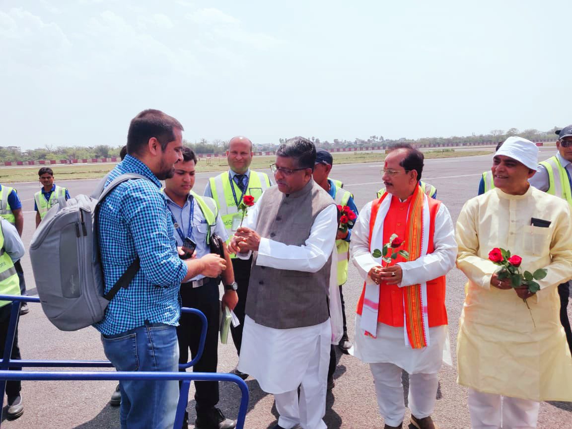rsprasad's tweet photo. बाबा भोलेनाथ की नगरी देवघर से पटना के लिए शुरू हुई हवाई यात्रा के पहले सफर पर पटना एयरपोर्ट पहुंचने पर यात्रियों एवं क्रू मेंबर्स का स्वागत एवं अभिनंदन किया। https://t.co/tGPsQhuAcW