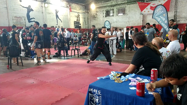KungfuFacu's tweet photo. 🥇SIFU FACUNDO COLMAN CAMPEÓN 🥇
🏆Torneo "Inter estilos UIAMA "
🇦🇷 25-3-2023
Categorías de formas unificado 🇨🇳🇰🇷
Hung Sing ChoyLeeFut de Foshan.
#kungfuclub #kungfuinfantil #kungfutradicional #kungfulife #kungfutraining #kungfu #kungfuargentina #ChoyLeeFut #choyleefuttradicional https://t.co/x8IBVbSW3b