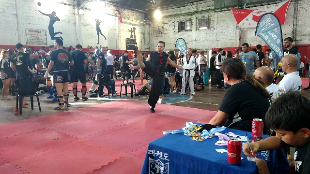 KungfuFacu's tweet photo. 🥇SIFU FACUNDO COLMAN CAMPEÓN 🥇
🏆Torneo "Inter estilos UIAMA "
🇦🇷 25-3-2023
Categorías de formas unificado 🇨🇳🇰🇷
Hung Sing ChoyLeeFut de Foshan.
#kungfuclub #kungfuinfantil #kungfutradicional #kungfulife #kungfutraining #kungfu #kungfuargentina #ChoyLeeFut #choyleefuttradicional https://t.co/x8IBVbSW3b