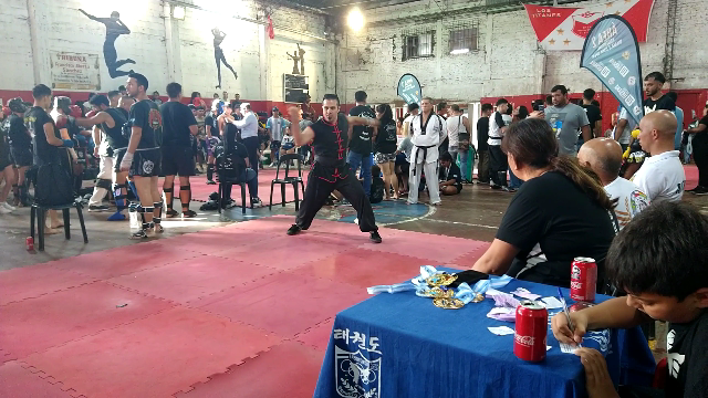 KungfuFacu's tweet photo. 🥇SIFU FACUNDO COLMAN CAMPEÓN 🥇
🏆Torneo "Inter estilos UIAMA "
🇦🇷 25-3-2023
Categorías de formas unificado 🇨🇳🇰🇷
Hung Sing ChoyLeeFut de Foshan.
#kungfuclub #kungfuinfantil #kungfutradicional #kungfulife #kungfutraining #kungfu #kungfuargentina #ChoyLeeFut #choyleefuttradicional https://t.co/x8IBVbSW3b