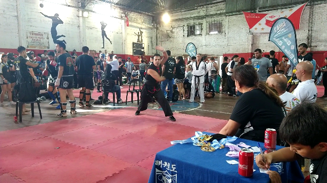 KungfuFacu's tweet photo. 🥇SIFU FACUNDO COLMAN CAMPEÓN 🥇
🏆Torneo "Inter estilos UIAMA "
🇦🇷 25-3-2023
Categorías de formas unificado 🇨🇳🇰🇷
Hung Sing ChoyLeeFut de Foshan.
#kungfuclub #kungfuinfantil #kungfutradicional #kungfulife #kungfutraining #kungfu #kungfuargentina #ChoyLeeFut #choyleefuttradicional https://t.co/x8IBVbSW3b