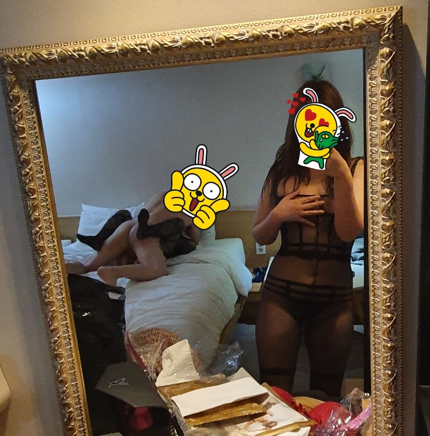 초대녀와 열심히 즐기고 있는데 여자친구는 신나서 사진찍고 있네요 ㅎㅎ 초대녀로 만나 지금까지 친하게 지내고 있는 친구에요. 
#부커만남 #네토리 #수원 #초대녀 #네토라레 #커플만남