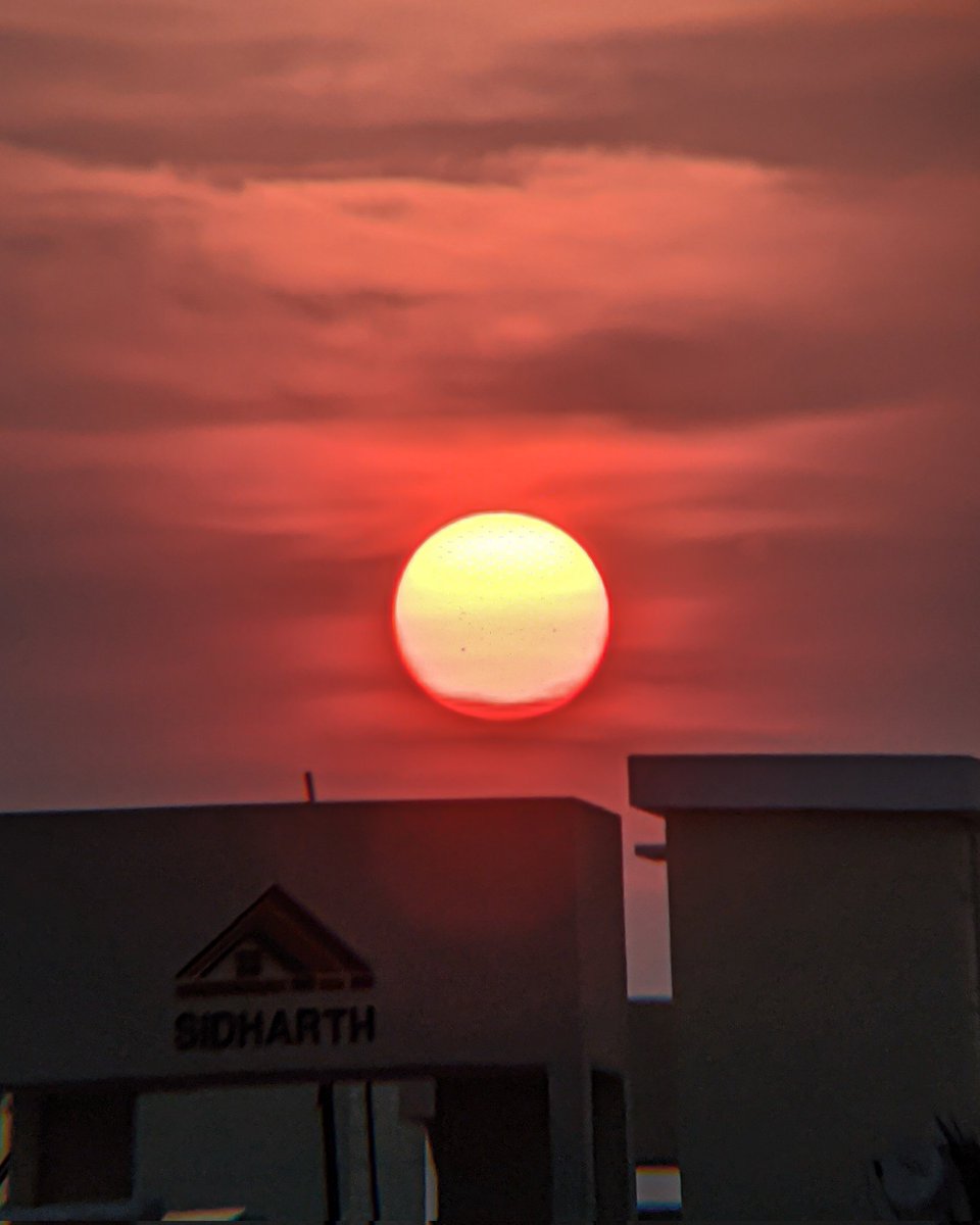 imDineshPaasala's tweet photo. The Bright #Sunset 🤩 

#shotonphone #zoomlens #mobilephotography #shotonredmi #redminote5pro (old is gold)
@RedmiIndia https://t.co/GHZvMZQjM2