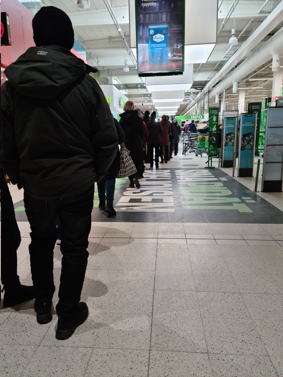 Äänestys hoidettu. Paikalla ihmisiä jonoksi asti. On aina hienoa, kun havaitsee ihmisten halua osallistumiseen ja vaikuttamiseen fiksusti, rauhanomaisesti ja aktiivisesti. Suomi on hieno maa. Tässäkin asiassa. #vaalit23 #eduskuntavaalit2023 #eduskunta