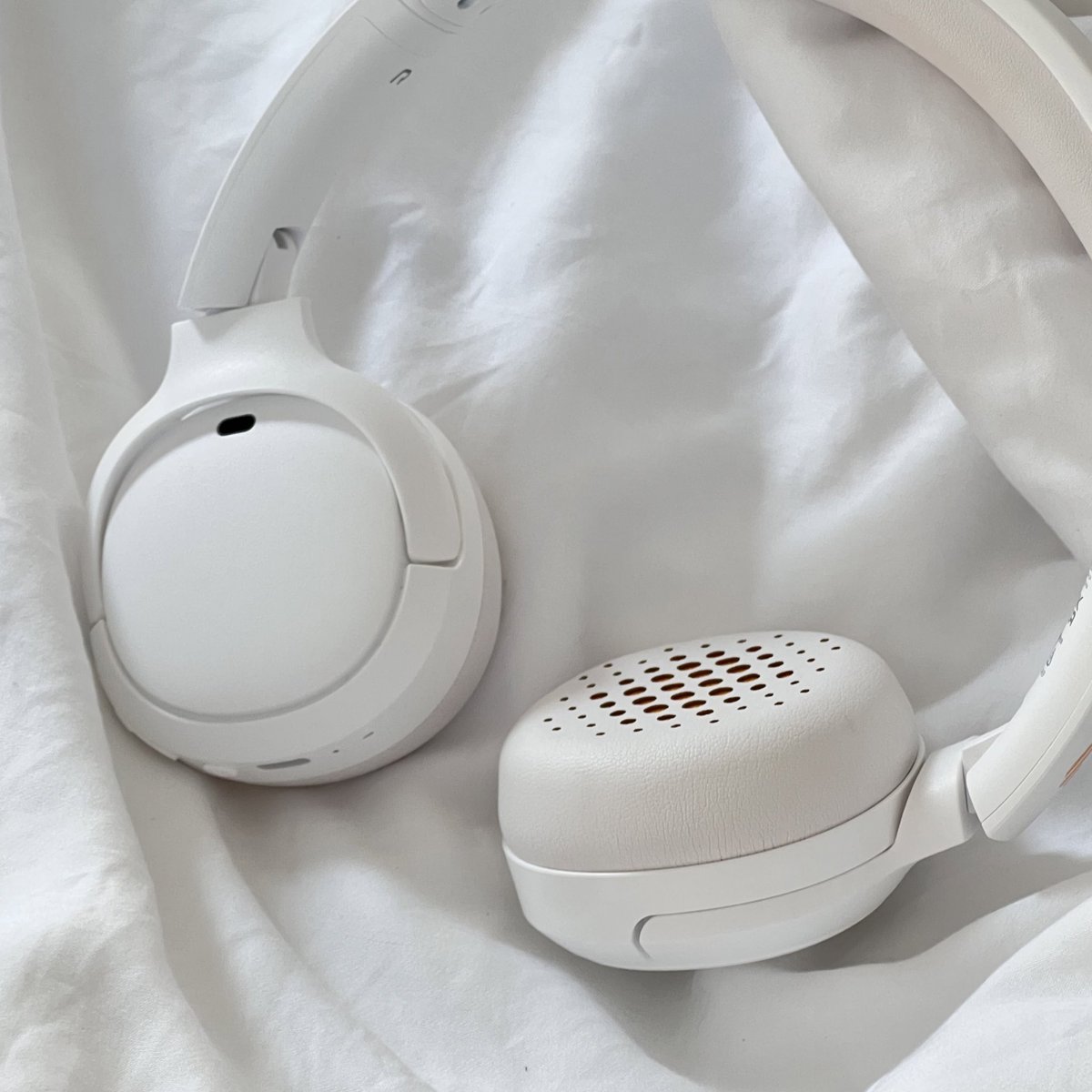 itfeelstory's tweet photo. หูฟังเฮดโฟนที่น่ารักและเสียงดีมากกก🎧 แบบดีเกินคาด เสียงนุ่ม เบสหนักสะใจเลยอะ ชอบมากก ในราคาพันกว่าบาทคือคุ้มมั่ก มีตัดเสียงรบกวน ตรงหูคือนุ่มมากด้วย ใส่ทั้งวันไม่เจ็บหูเลย แบตอย่างอึด ชอบบ , รีทวิตนี้มีแจกหูฟัง 3 รางวัลคับบ 🌟🙌🏻 https://t.co/3AVPIXrpuP