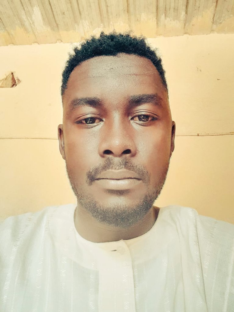 mojeebbeboo's tweet photo. تمسك بذلك الشخص الذي تودعك كلماته الامان وتشعرك بالعافية ذاك. الذي ان مالت عليك الدنيا  لن يميل معها عليك وان تنكر الكل يبقي ثابت ذاك الذي لا تغيره الطروف ذاك الذي يزرع فيك شعور أن الكون بخير وان راك في اسواء حال سيجمل الدنيا في عينيك ويخلق مليون سبب لتغدو بخير تمسك به واحفظه https://t.co/h5Cs5bENXv