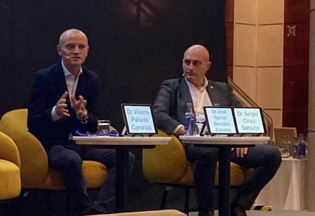 CheloBernalP's tweet photo. Dr. @JoseJuanatey (🏥 Hospital Clínico Universitario y catedrático en la @UniversidadeUSC) en #CardioSEMERGEN23. https://t.co/y2Ap5Qgxwm
