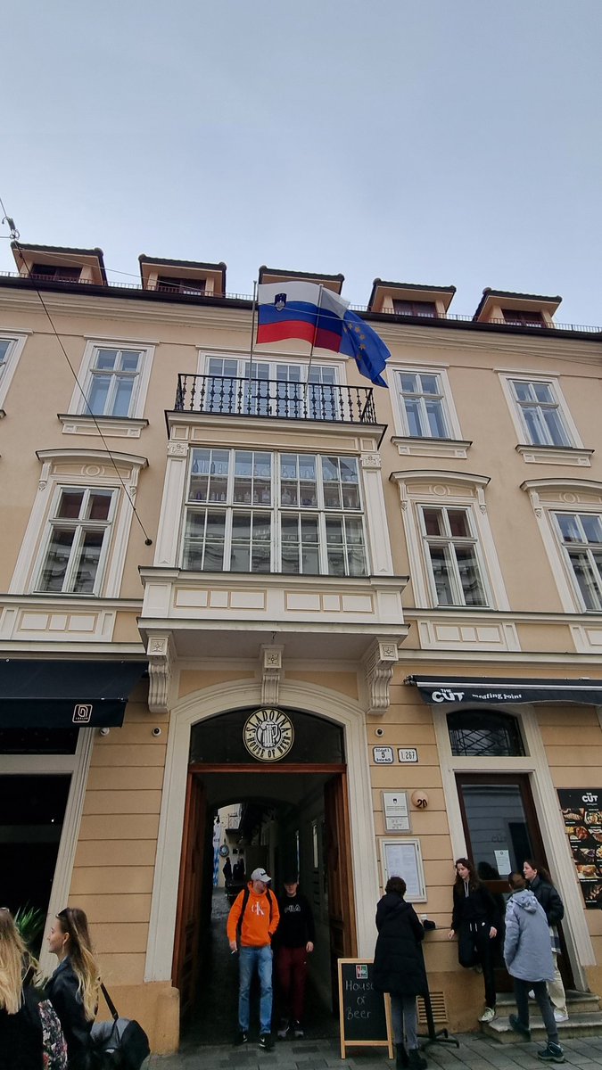 PonterluX's tweet photo. L'ambassade de Slovénie en Slovaquie, dont une des activités principales est paraît-il de rapatrier les milliers de lettres envoyées par erreur dans le mauvais pays chaque année (c'est pas une blague) https://t.co/SOHbRSJZwS