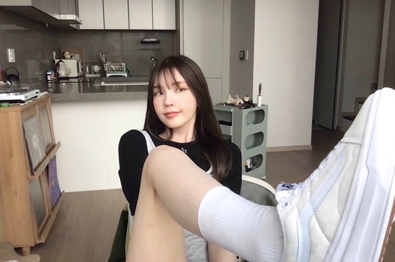 CHiCLEP0P's tweet photo. 📷 230326 : ig xooos_

vans 

-`': #수스 #xooos https://t.co/06BUlksODJ