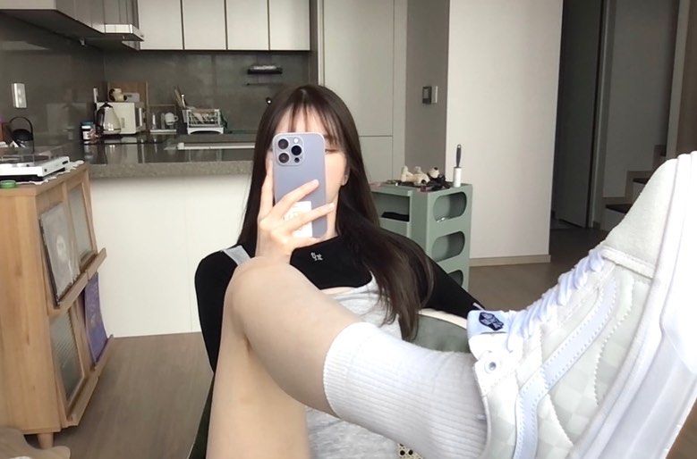CHiCLEP0P's tweet photo. 📷 230326 : ig xooos_

vans 

-`': #수스 #xooos https://t.co/06BUlksODJ