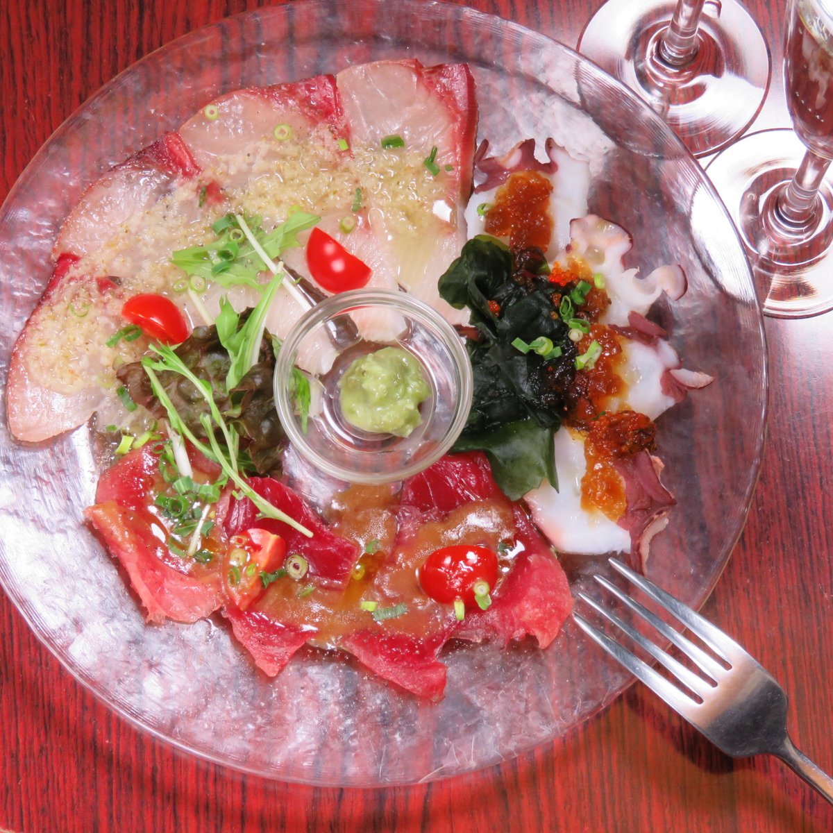 sumiya4160's tweet photo. スミヤ新宿の一押しメニュー♪
『SUMIYAの鮮魚のカルパッチョ』スミヤに来たらまずはコレ！
毎朝捌きたての新鮮なお魚でご用意する三種盛り♪
仕入れ状況によりお魚の種類が変更になるので内容はスタッフにお声かけ下さいm(__)m

https://t.co/67dBiaQSTE https://t.co/k9XDVvbEED https://t.co/wCaAKDASFA