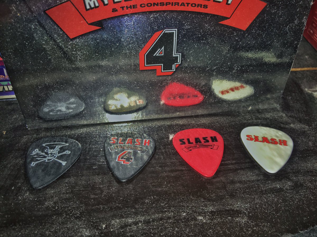 mx_slash's tweet photo. Today this page celebrate 4 years like the album. It’s a pleasure support Slash, Todd, Brent, Frank, Myles & Slash bands 🔥🔥🔥🔥 @slash @todddammitkerns @franksidoris @brentfitz @MylesKennedy #slash #slasher #anniversary #slashfan https://t.co/a07rU9syg2