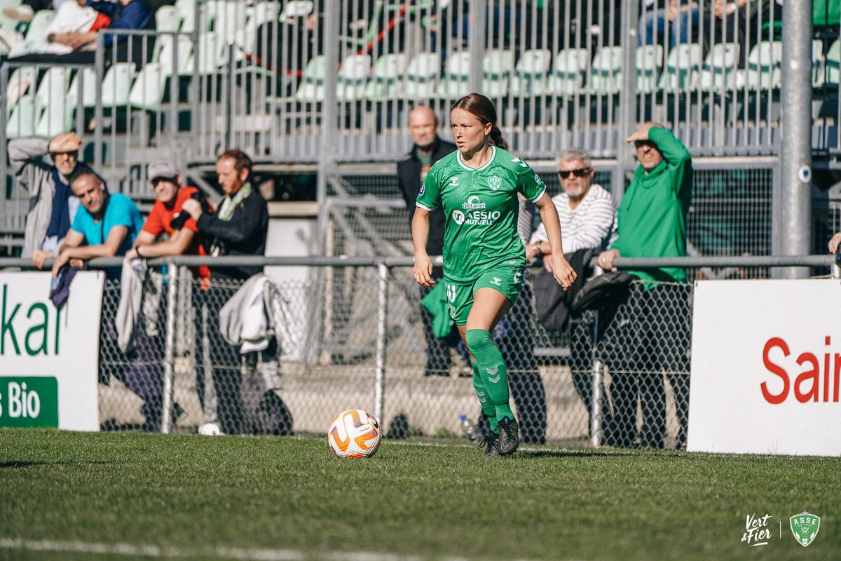 actusainte's tweet photo. ⏸️Mi-temps !

Deux buts refusés pour hors-jeu de Cindy Caputo ! 

40’ Peyton DePriest touchée dans la surface, penalty ! Ninon Blanchard le transforme ! 💪

#FFYAA 🔵 0-1 💚 #ASSE https://t.co/3Gsezdlaro
