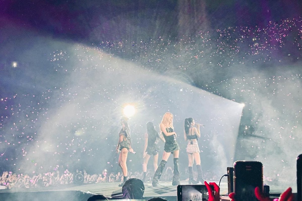 blond-on-twitter-rt-villainpinks-40-born-pink-shows-around-the