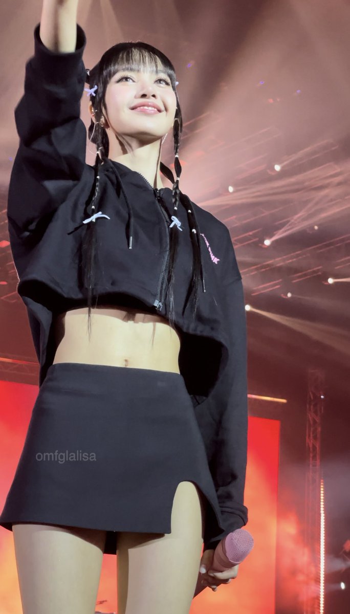 omfglalisa's tweet photo. I CANNOT BREATHE WITH LISA THIS CLOSE TO ME https://t.co/Ow0l14ki7I