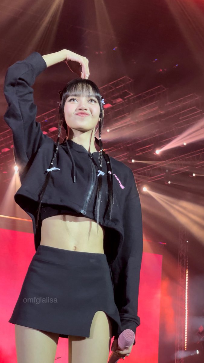omfglalisa's tweet photo. I CANNOT BREATHE WITH LISA THIS CLOSE TO ME https://t.co/Ow0l14ki7I