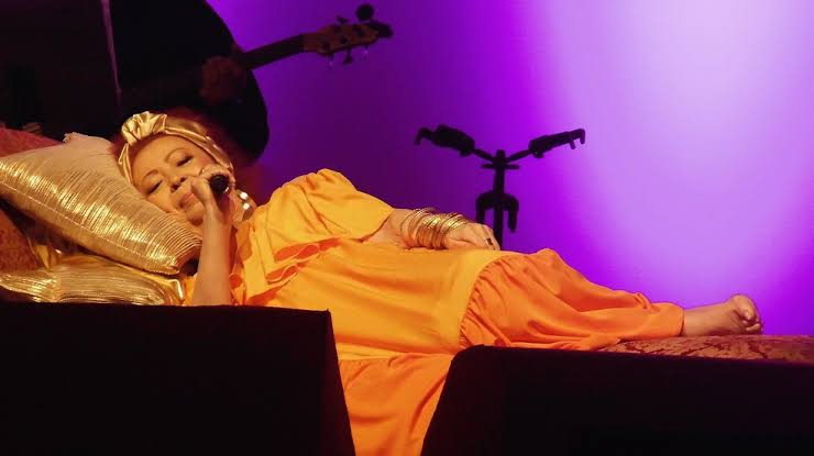 vascaindio's tweet photo. Sempre que eu vejo artista gringo cancelando show por preguiça lembro da minha Beth Carvalho em seus últimos anos de vida, já com saúde debilitada, se apresentando deitada pelas dores na coluna. Não por dinheiro ou contrato, mas por amor ao público e à arte. Pra sempre rainha! 👑 https://t.co/sOFU8LnbZt