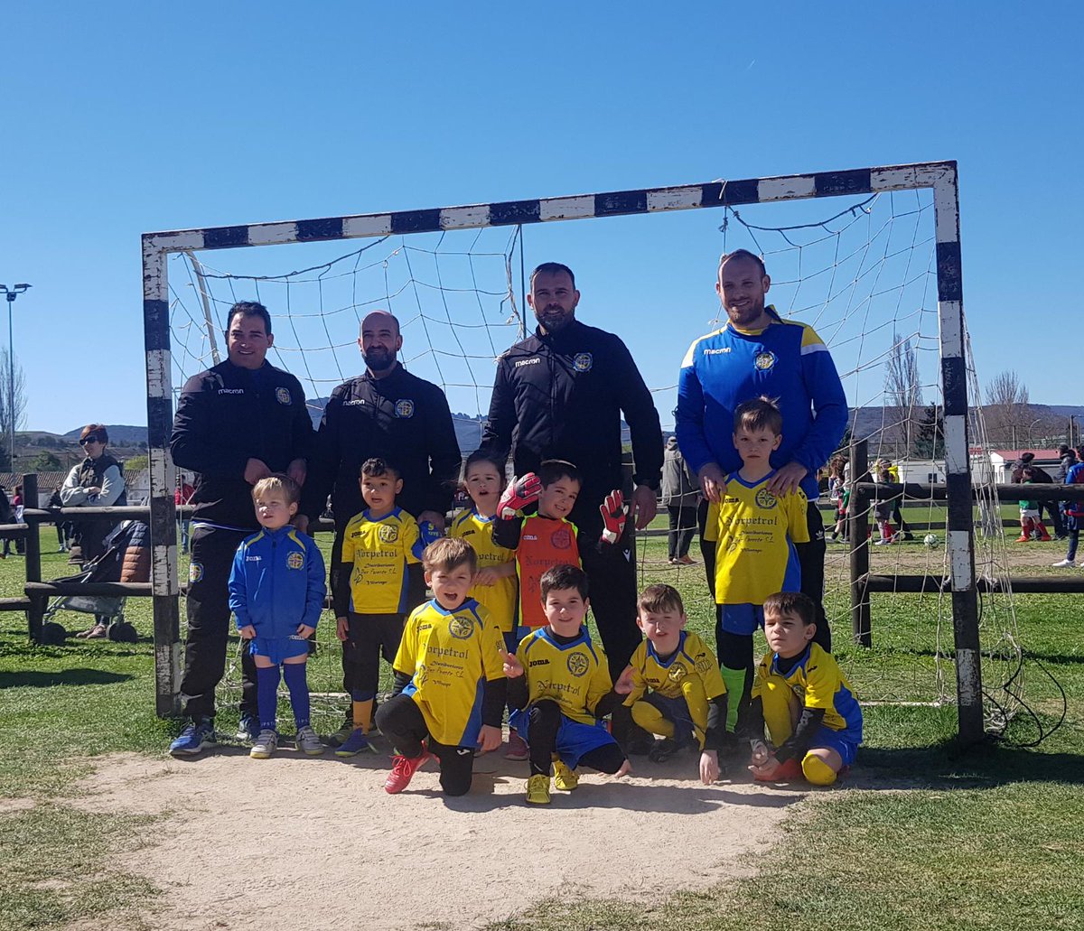 👉Bonita mañana la que hemos pasado en #Miranda 🌞😎
Dar las gracias al @cdcascoviejofi por la invitación al torneo de escuelas  disputado en las instalaciones del #cdcascoviejo siempre agradecidos🤍🖤 
Fútbol en estado puro
Creando jóvenes promesas para el @cfbriviesca ❤️🤍💙💛