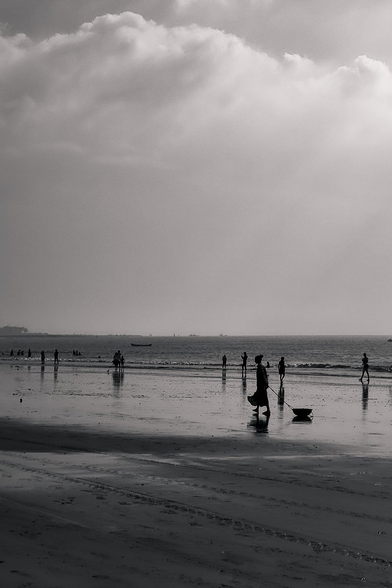 samyakcaptures's tweet photo. Beach stories of Bombay ⛱️

📍 #Mumbai, Maharashtra

Shot on @oneplus 9pro
Theme: City Voices

#shotononeplus #OnePlusPhotoAwards #ShotOnSnapdragon 
@Snapdragon @OnePlus_IN https://t.co/UNVkL5Qy5o