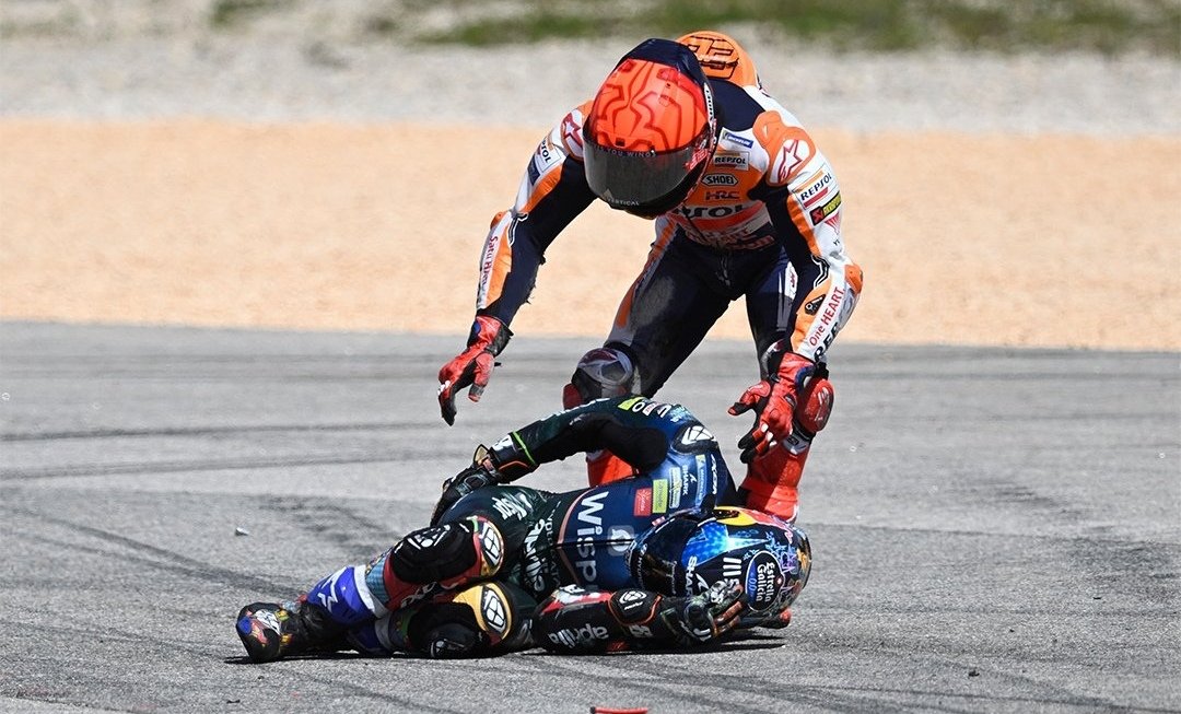 JesSanSan's tweet photo. Leo muchos mensajes de odio hacia Marc Márquez. Que levante la mano el que nunca la ha cagado en su vida...

Ha pedido perdón al piloto, del que se preocupó en pista, a su equipo y a la afición portuguesa.

Le caerá sanción y la aceptará porque sabe que se ha equivocado.

FIN. https://t.co/F2ErAk3wWu