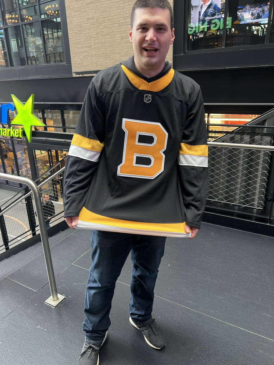 PeytonM2003's tweet photo. #PAXEast  7 years in the making. I'm incredibly grateful I had the opportunity to meet some of the greatest people I know. From Bruins hockey, to Fenway Park, the Karaoke Bar, and of course the BCEC, it was a blast. Thank you for letting me show you my city. Until next time. ❤️ https://t.co/hh6XXA7JPw
