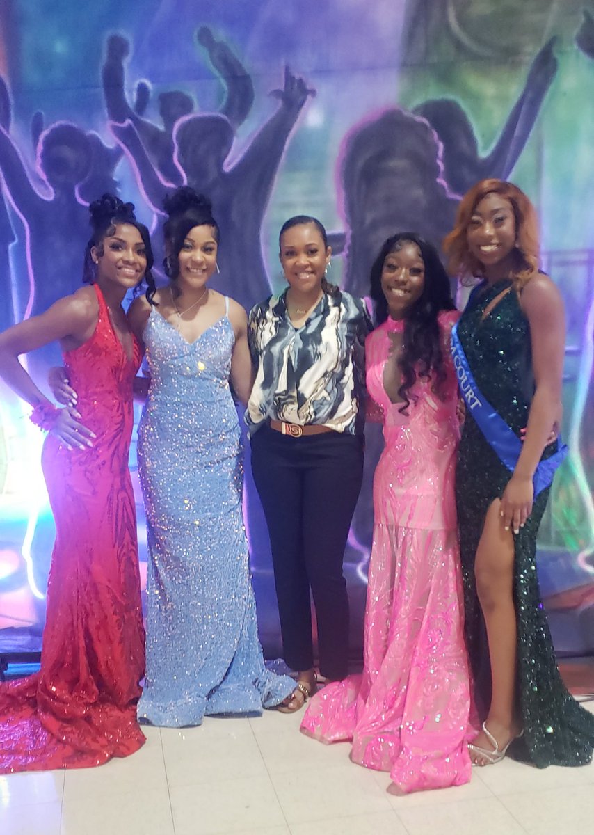 CoachLPope's tweet photo. My Senior Babies cleaned up the classy way for Prom! They were STUNNING! 💙🥰❤ https://t.co/HnDHKYUkqQ