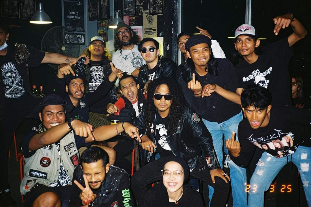 ARMPUNKSNDCTE's tweet photo. SkaPunk Party attack Rumah Api ☠️🏴☠️ meriah oi!
Makasih @RumahApi2 , @NoisyPunks
@sindicatesubahat & semua yg dtg support!!!
#armpunksindicate #sindicatesubahat #rumahapi #punk #punkrock #skapunk #reggae #ska #music https://t.co/nLCQAfmEDs