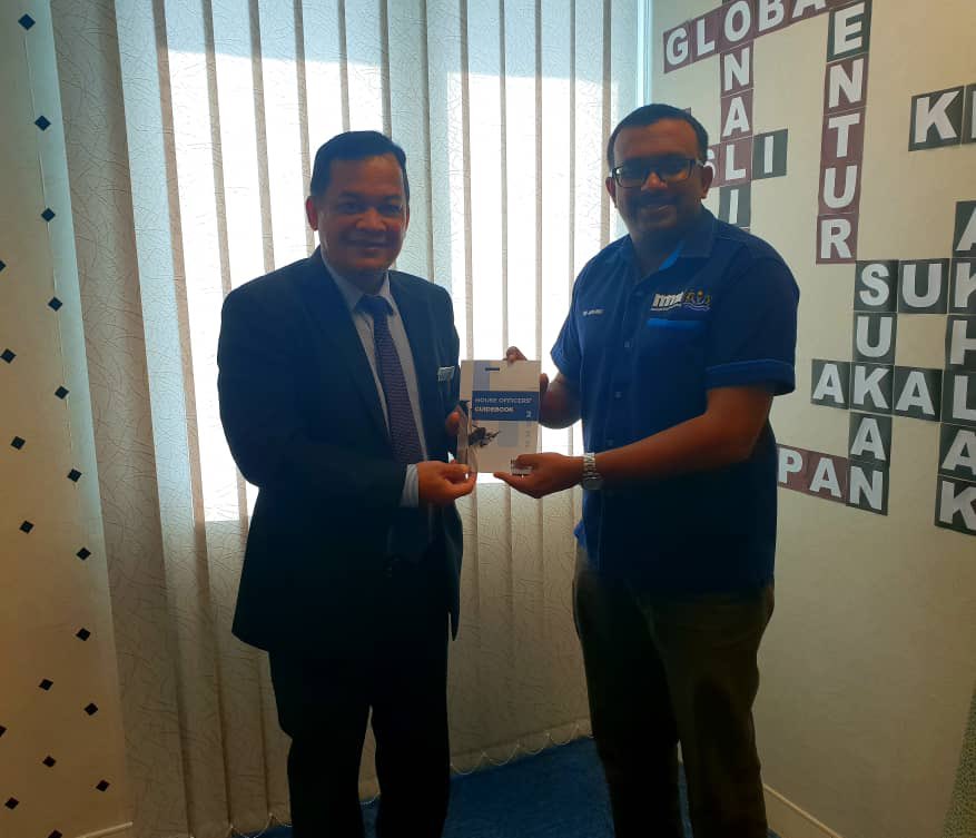 malaysianmedic1's tweet photo. Dr @ArvinAlaga PIC #helpdoc . with SCHOMOS EXCO had a meeting with with Unit Integriti KKM (MyHelp) - with Dato' Wan Ramli, Puan Zaina & the rest of the team. One of the promise at Townhall by @DrZalihaMustafa to improve feedback system for healthcare workers. https://t.co/4e1Kcf7SGh