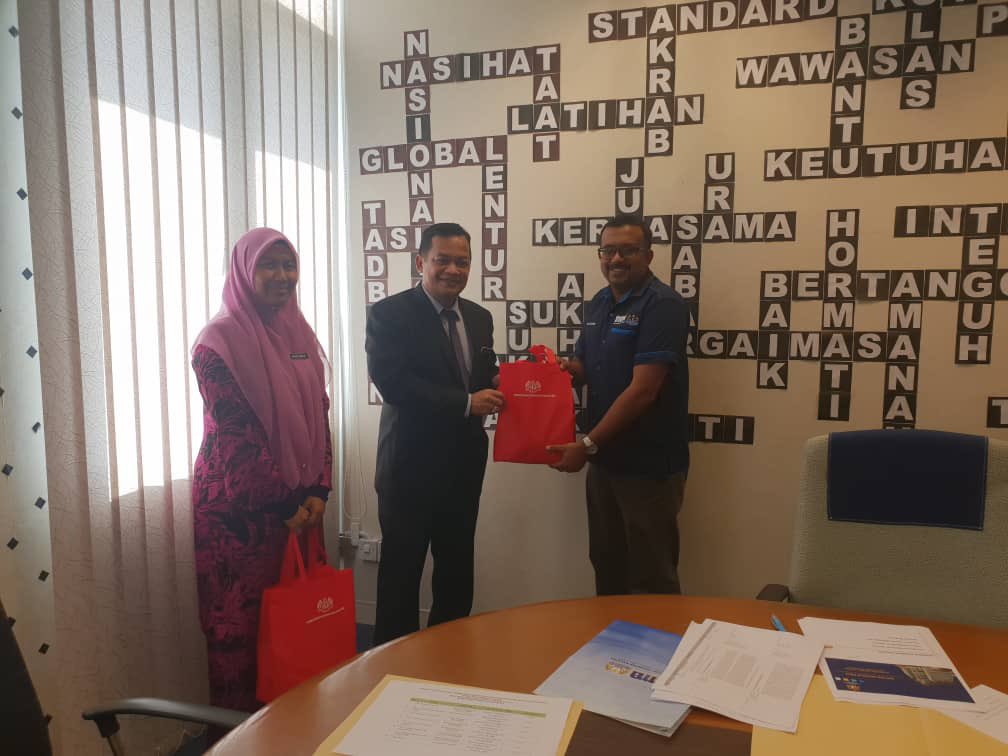 malaysianmedic1's tweet photo. Dr @ArvinAlaga PIC #helpdoc . with SCHOMOS EXCO had a meeting with with Unit Integriti KKM (MyHelp) - with Dato' Wan Ramli, Puan Zaina & the rest of the team. One of the promise at Townhall by @DrZalihaMustafa to improve feedback system for healthcare workers. https://t.co/4e1Kcf7SGh