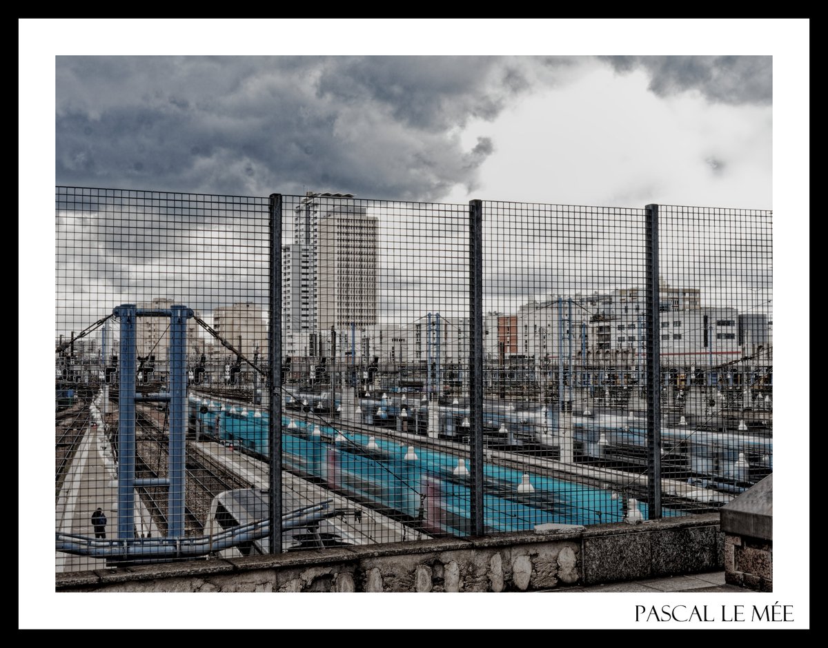 Flou de bougé

#garemontparnasse #paris #flou #trains #grey #effet #photography #capture #streetphotography #speed #concoursreponsesphoto #urban #photoderue #poselongue #longueexposition