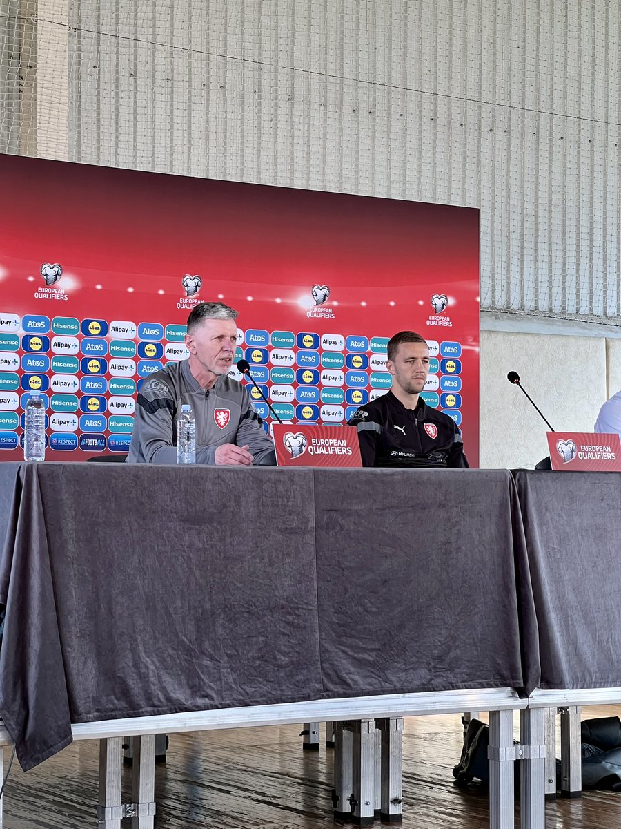 MichalKvasnica's tweet image. Jaroslav #Šilhavý a Tomáš #Souček vnímají změnu v podobě pozitivní atmosféry kolem české reprezentace a víkendové chvály za výkon proti Polsku.
Zítra nechtějí nic podcenit, Moldavsko má šikovné ofenzivní hráče.
Český kádr je kompletní, tipuji stejnou sestavu jako v pátek. 🇨🇿