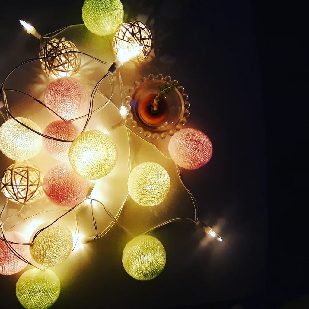 ちょっぴり育ってきた🥕⁡⁡
⁡ #愛着 の隣で。⁡
⁡⁡
⁡ #再生栽培  #インテリア雑貨  #ハンドメイド雑貨  #ガーランドライト  #コットンボールライト  # #ハンドメイド好きさんと繋がりたい