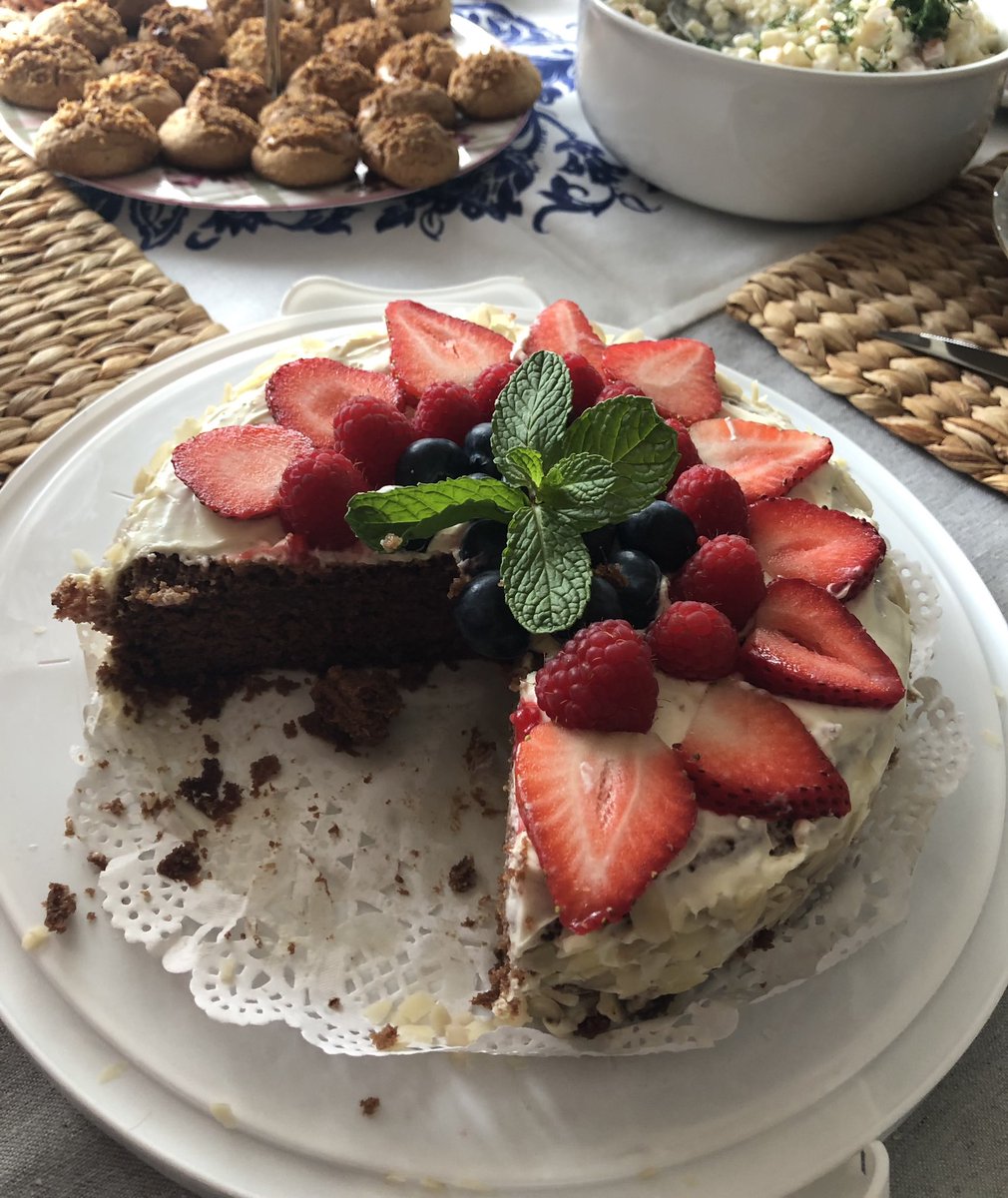 FoodieSoul6's tweet photo. Super moist and luscious
 chocolate cake🍫🍰🍫🍰🍫☕️

#cake #homemake #chocolatecake #supermoistcake #berries #luscious
#coffee #sweettreat #fordessertlovers #bakingacake #bakingisfun #foodstagram #cakeart #cakedecoration #homebaker #baker #cakephotography https://t.co/tAamKp7pQg