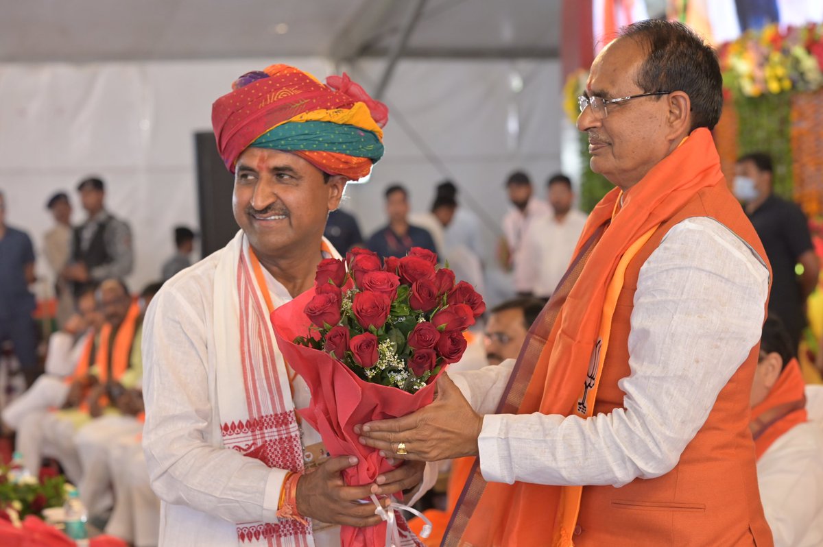 Gyan Singh Gurjar (मोदी का परिवार ) (@gyansinghbjp1) on Twitter photo आज बूथ सम्मेलन भोपाल में माननीय यशवस्वी मुख्यमंत्री श्री <a href="/ChouhanShivraj/">Shivraj Singh Chouhan</a> जी का स्वागत किया । आज बूथ सम्मेलन भोपाल में माननीय यशवस्वी मुख्यमंत्री श्री <a href="/ChouhanShivraj/">Shivraj Singh Chouhan</a> जी का स्वागत किया ।