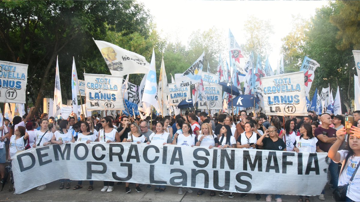 OmarGaldurralde's tweet photo. En #Lanús. En #Memoria de los 30.000 que ya no están.

Es por ellos que siempre tendremos los brazos en alto.

Por la #Verdad y la #Justicia

Los Lanusenses nos movilizamos con la alegría de quienes ponen su energía y su corazón en la lucha continua por la #democracia

#NuncaMás https://t.co/wziUFlOYkK