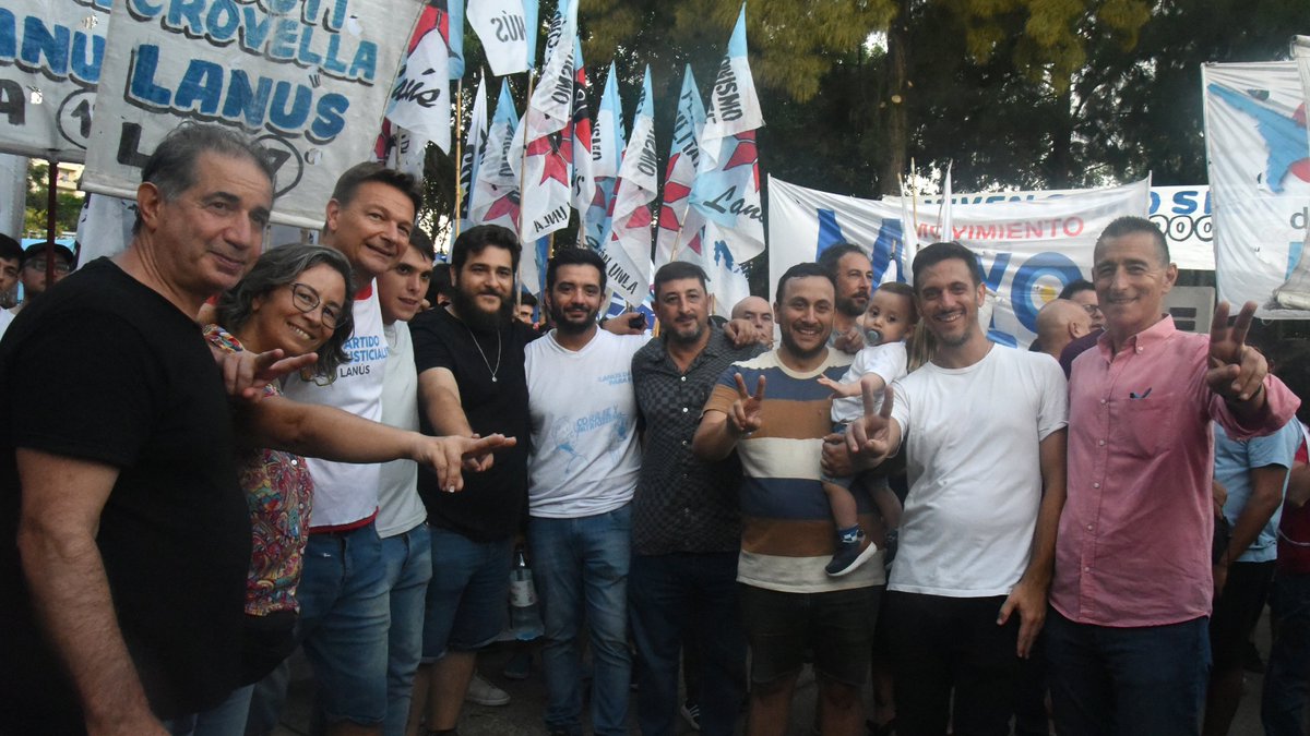 OmarGaldurralde's tweet photo. En #Lanús. En #Memoria de los 30.000 que ya no están.

Es por ellos que siempre tendremos los brazos en alto.

Por la #Verdad y la #Justicia

Los Lanusenses nos movilizamos con la alegría de quienes ponen su energía y su corazón en la lucha continua por la #democracia

#NuncaMás https://t.co/wziUFlOYkK