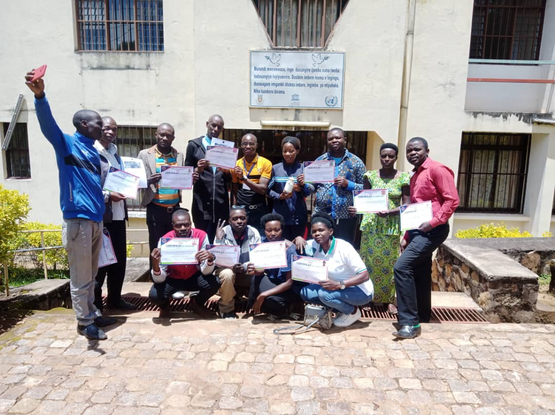 CDJI12's tweet photo. Remise des certificats aux jeunes ayant suivi la formatio en culture des champignons organisée par la coopérative #CDJI à travers son centre d'incubation des projets à @MwaroProvince . Elle facilitera la création des AGRs pour que chaque poche ait de l'argent.
@PAEEJ_Burundi https://t.co/j2EarMIghn