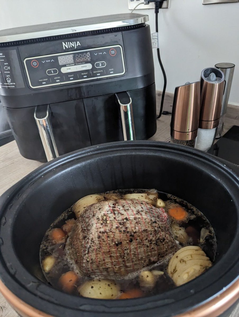 _samantha8's tweet photo. OH EM GEE this smells amazing 😍 #SlowCookerBeef https://t.co/vcb1aWIsG7