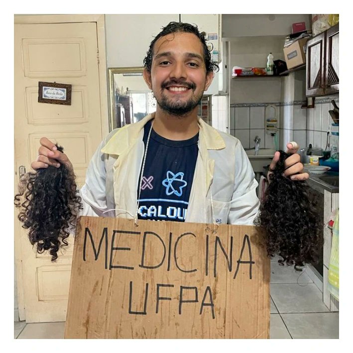 sillyluli's tweet photo. Foram 5 anos pra entrar, sonhos foram sendo consolidados e a ficha ainda parece não cair pra mim. Impossível não lembrar das dificuldades e superações. Meu dia chegou e eu vou começar um dos meus sonhos. Calouro medicina!!! https://t.co/V11coEG933
