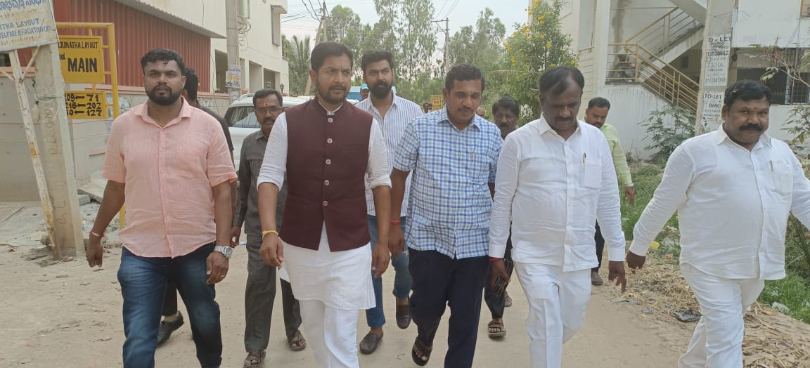 SBG4Hosakote's tweet photo. ಹೊಸಕೋಟೆ ವಿಧಾನಸಭಾ ಕ್ಷೇತ್ರದ ಅನುಗೊಂಡನಹಳ್ಳಿ ಹೋಬಳಿಯ ಸಮೇತನಹಳ್ಳಿ ಗ್ರಾಮದಲ್ಲಿ ಶಾಸಕರ ಅನುದಾನದಲ್ಲಿ ಸುಮಾರು 20 ಲಕ್ಷ ರೂ.ಗಳ ವೆಚ್ಚದ ಸಿ.ಸಿ.ರಸ್ತೆ ನಿರ್ಮಾಣ ಕಾಮಗಾರಿಯ ಭೂಮಿ ಪೂಜೆಯನ್ನು ಗಣ್ಯರೊಂದಿಗೆ ನೆರವೇರಿಸಿದೆ.
#TeamSBG #Hoskote #devolapment https://t.co/wljApsWWWY
