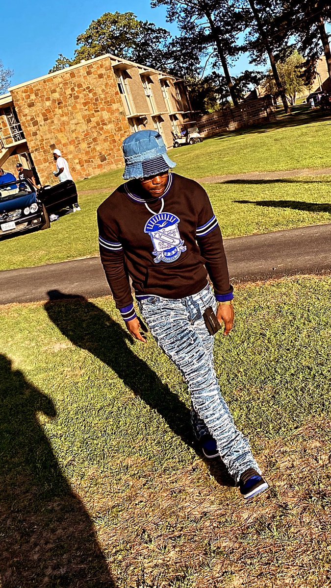 prettyflacko_3's tweet photo. Everybody wanna be ya blood cousin when you buzzin fine🕊️🔵 https://t.co/S0Rt6k2lht