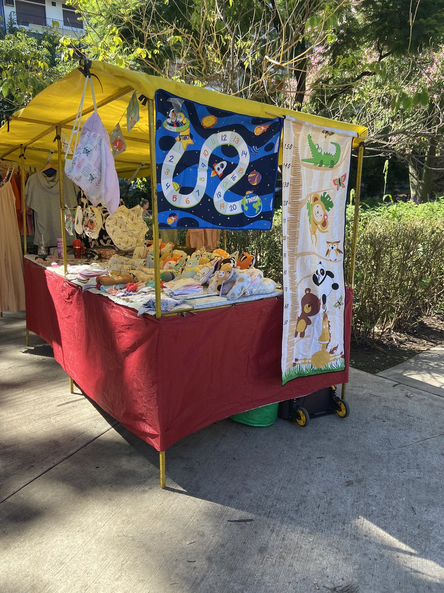 cltejidos's tweet photo. Caminando por la plaza nos encontramos con telas nuestras ❤️

Cada pieza creada con nuestras telas es única, gracias al talento y la creatividad de quienes las trabajan. ¡Nos encanta ver lo que logran con nuestras telas! #telas #artesanías #confecciones https://t.co/dB8AypmHC6