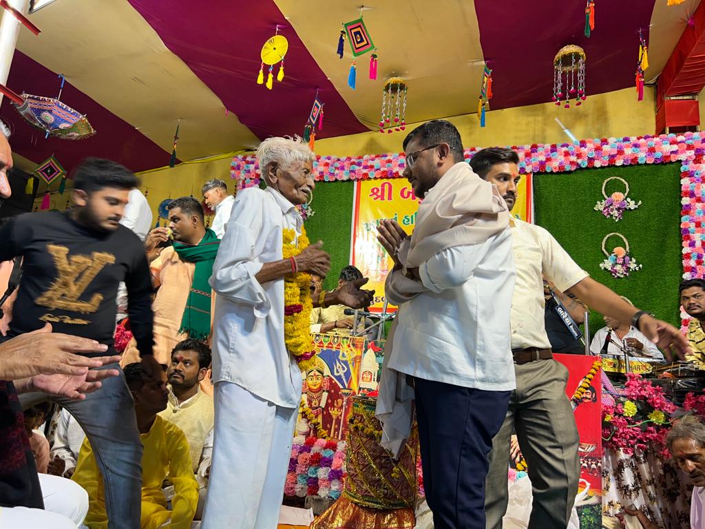 Mukeshdabhi8688's tweet photo. બહુચરાજી મીત્ર મંડળ - રામજીમંદિર કુમુદવાડી દ્વારા આયોજીત નવરંગા માંડવા માં હાજરી આપી ધન્યતા અનુભવી હતી...
#NavrangoMandvo #RamjiMandir #Kumudvadi #Bhavnagar https://t.co/PrTpYTmghu