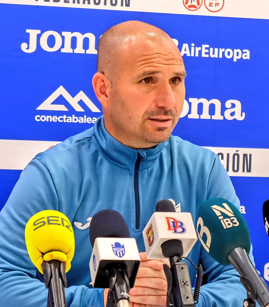 El míster <a href="/atleticbalears/">Atlético Baleares</a> <a href="/tatovik7/">Tato</a> "Quiero dedicar esta VICTORIA <a href="/MarcMarkel1/">Marc Antoni</a> nuestro ENTRENADOR de porteros, tiene un PROBLEMA familiar jodido.Lo está pasando mal y al final todos lo PASAMOS mal y <a href="/Victor_Narro/">Victor Narro 🐓</a> que también ha tenido un problema familiar estoy CONTENTO por ellos