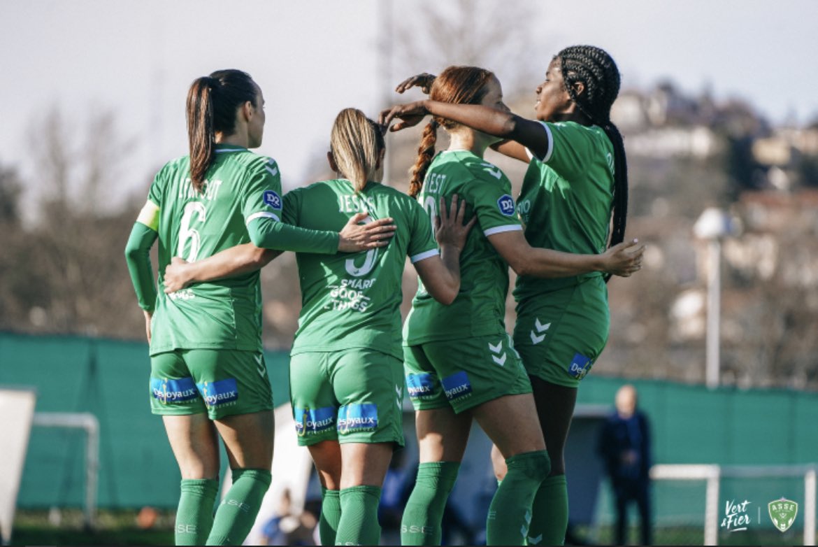 actusainte's tweet photo. 58’ Nouveau penalty ! Browne double la mise ! ✌️

🟥 La faute sur Peyton DePriest vaut une expulsion. 

#FFYAA 🔵 0-2 💚 #ASSE https://t.co/iyQmj63Xkv