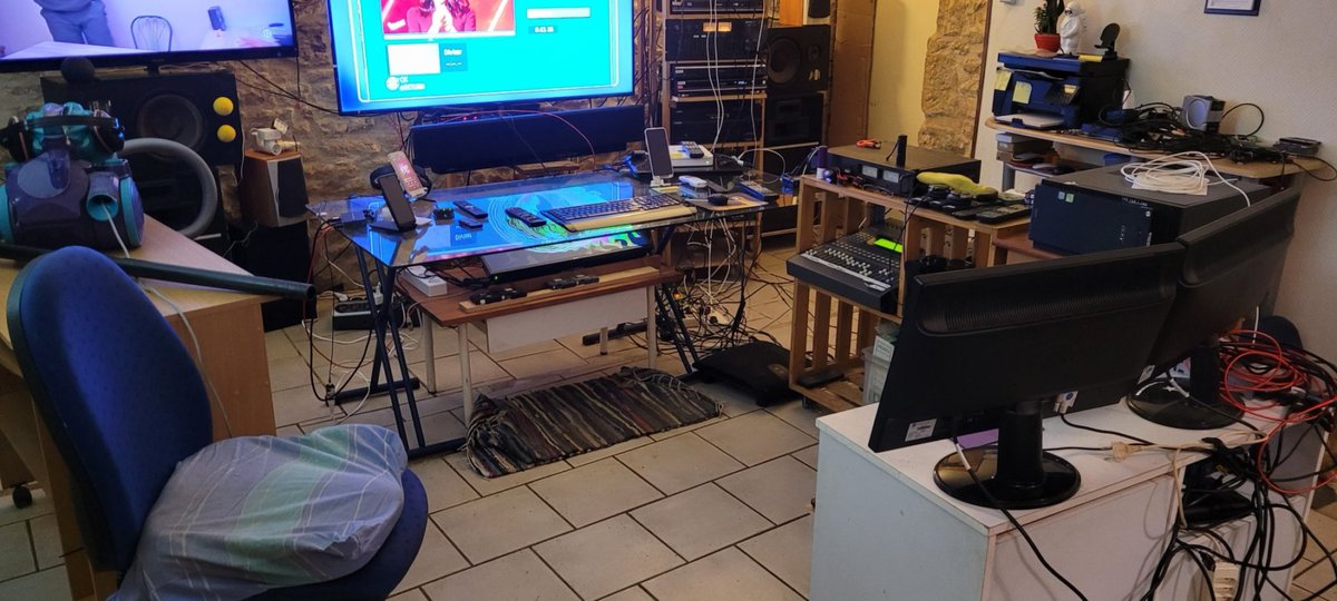 FHDR's tweet photo. 🇺🇦 wØofer‼
#SundayMotivation
Ménage et élagage des mètres de fils en cours, pour la recomposition du #Desk
En bas à droite #PeanutsII impassible
Ps: en pleine forme arrivée ici 27 Kg maintenant 34 Kg
cc @DarkJipe & @dr_kouk ☺ https://t.co/pqZbLRDMRx