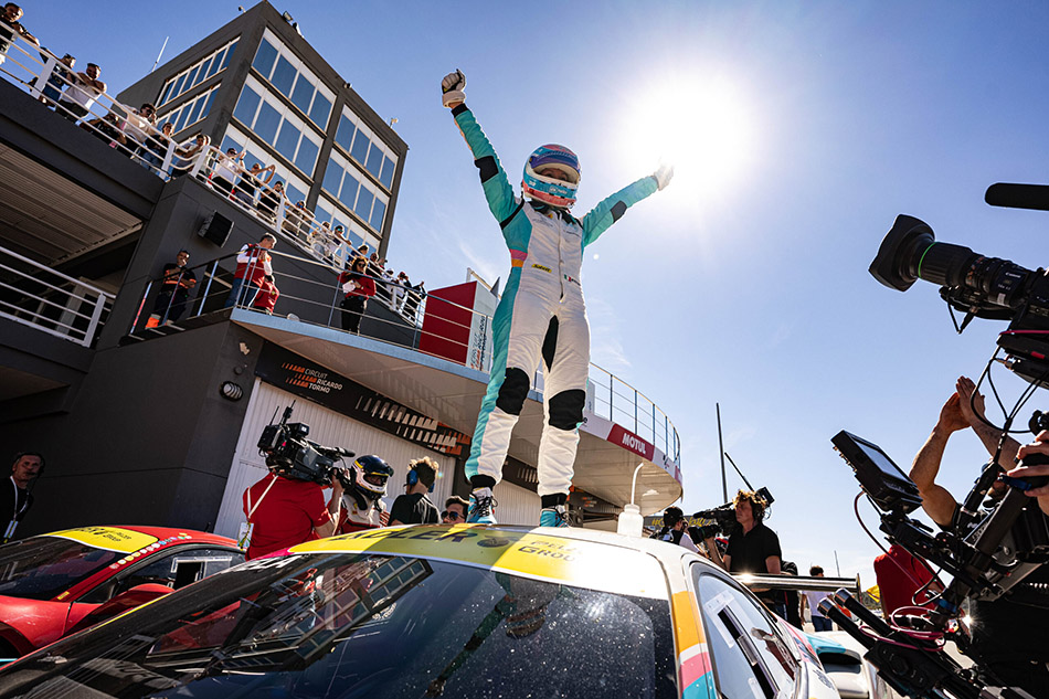 hosteleriaenvlc's tweet photo. ELISEO DONNO CIERRA EL FERRARI CHALLENGE CON UN DOBLETE

https://t.co/gnICgcX4cb
@CircuitValencia #EliseoDonnoTrofeoPirelli #FerrariChallengeValencia #EliseoDonno #FerrariChallenge #CircuitRicardoTormo #HosteleriaEnValencia #TrofeoPirelli #CoppaShell #ManuelaGostner #PolePosition https://t.co/GvKzJufxlG